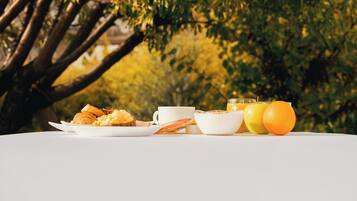 Free daily buffet breakfast