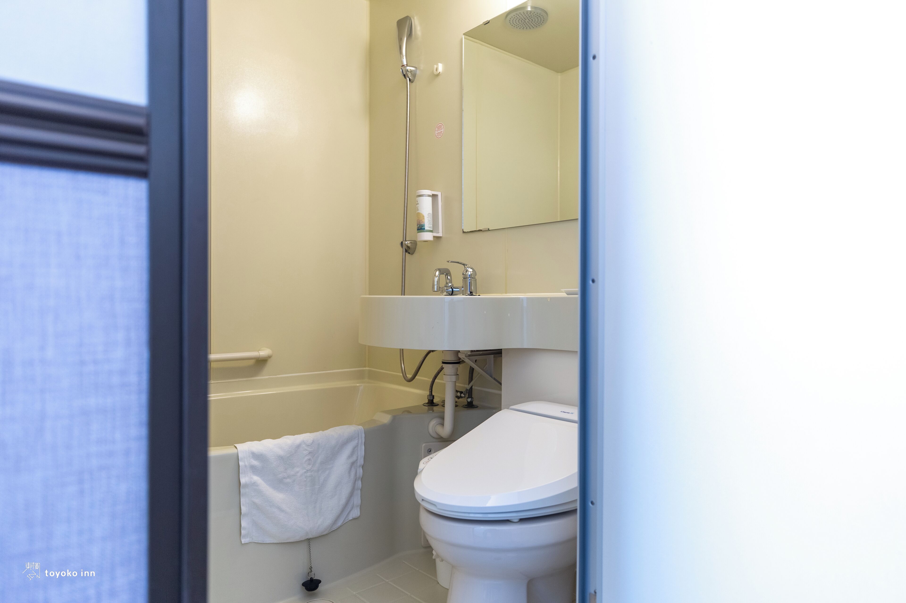 combined shower/bathtub, deep-soaking bathtub, rainfall showerhead