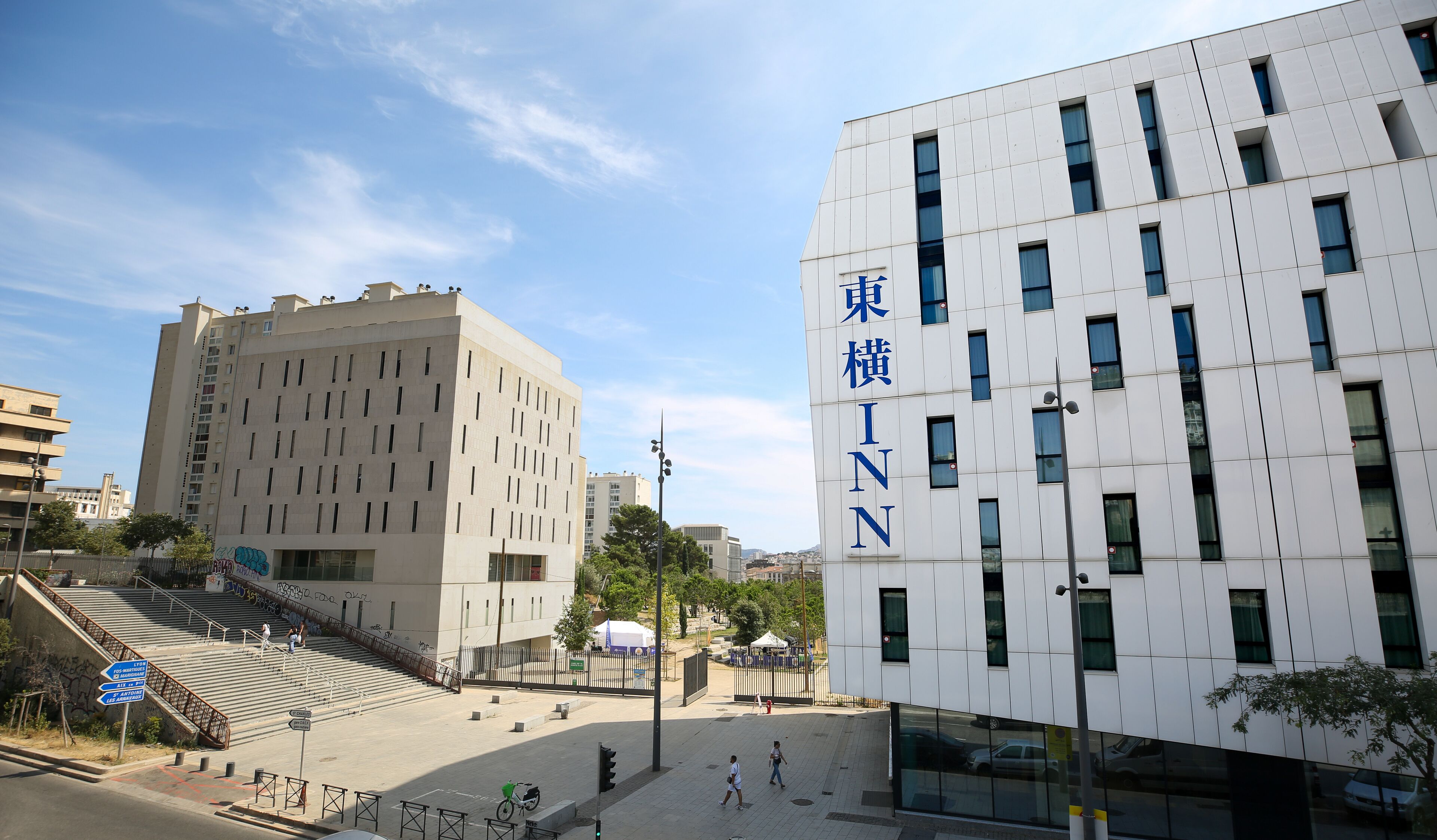 Un edificio moderno con un letrero destacado que dice "東横INN".