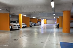 Parking sans voiturier (15 EUR par nuit)