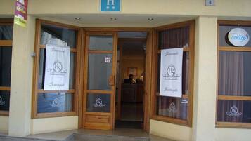 Vista frontal de la propiedad