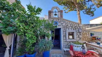 Tweepersoonskamer, tuin | Luxe beddengoed, een minibar, een kluis op de kamer, beddengoed