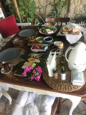 Daily cooked-to-order breakfast (EUR 20 per person)