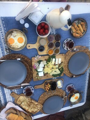 Desayuno a la carta diario (EUR 20 por persona)