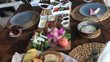 Dagelijks à-la-carte-ontbijt (EUR 20 per persoon)