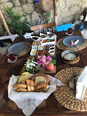 Desayuno a la carta diario (EUR 20 por persona)