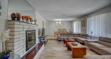 Luxurious 4BR House with Large Pool Near Strip