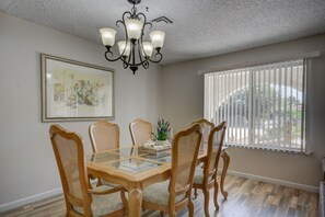 In-room dining - Luxurious 4BR House with Large Pool Near Strip (Las Vegas)