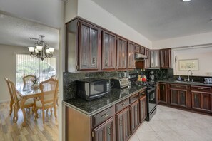Food and drink - Luxurious 4BR House with Large Pool Near Strip (Las Vegas)