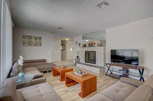 Luxurious 4BR House with Large Pool Near Strip