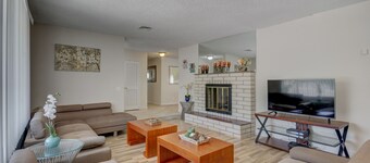 Luxurious 4BR House with Large Pool Near Strip