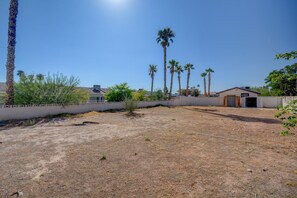 Property grounds - Luxurious 4BR House with Large Pool Near Strip (Las Vegas)