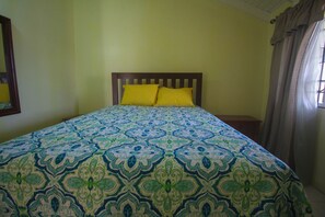1 bedroom, premium bedding, iron/ironing board, free WiFi - Blue Hills -Ocean View (Montego Bay)