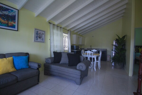 ルーム | リビング エリア | 薄型テレビ