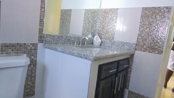 Combined shower/bathtub, free toiletries, towels