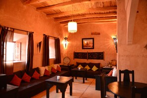 Lobby sitting area - La Kasbah d'Ouzoud (Ait Taguella)