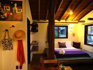 Schreibtisch, schallisolierte Zimmer, Bügeleisen/Bügelbrett