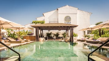 5 outdoor pools, sun loungers