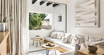 デラックス ルーム (Plaza) | 高級寝具、ミニバー、セーフティボックス (室内)、客室ごとに異なる装飾