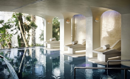 5 outdoor pools, sun loungers. Nobu Hotel Marbella