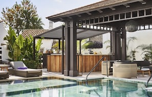 5 outdoor pools, pool loungers