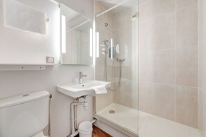 Shower, towels - B&B HOTEL LOUVECIENNES (Louveciennes)