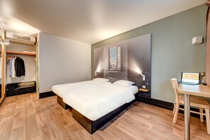 Chambre avec lits jumeaux, non-fumeur | SystĂšme dâinsonorisation, accĂšs au Wi-Fi (inclus), literie fournie