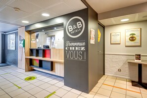 Reception - B&B HOTEL LOUVECIENNES (Louveciennes)