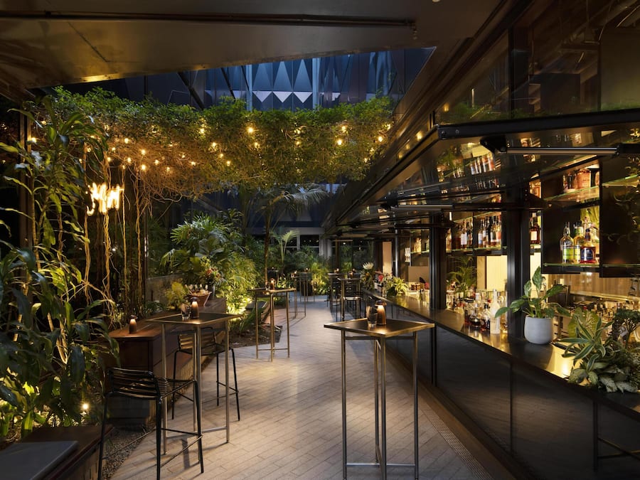 Vistas para o jardim, serve almoço, jantar e happy hour