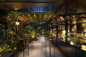 Utsikt mot hagen, serverer lunsj, middag og happy hour