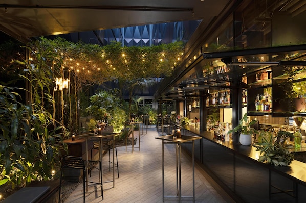 Garden views, serves lunch, dinner and happy hour