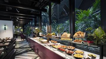 Daily cooked-to-order breakfast for a fee