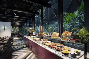 Daily cooked-to-order breakfast for a fee