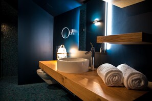 Junior Double Room | Bathroom | Towels - Hotel Krone Regensberg (Regensberg)