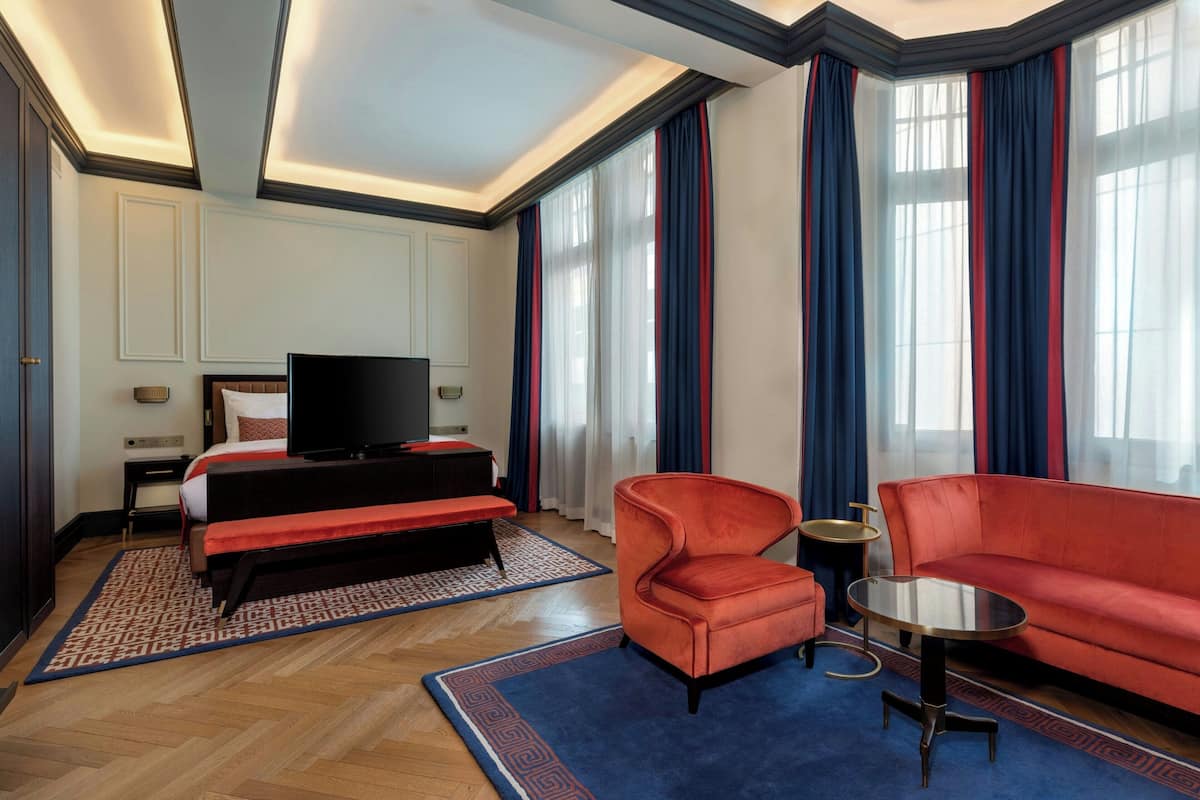 Junior Suite, 1 Bedroom | Peralatan tempat tidur hipoalergenik, gebar bulu kapas, tilam berlapik