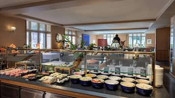 Se ofrece un desayuno bufé (39 EUR por persona)