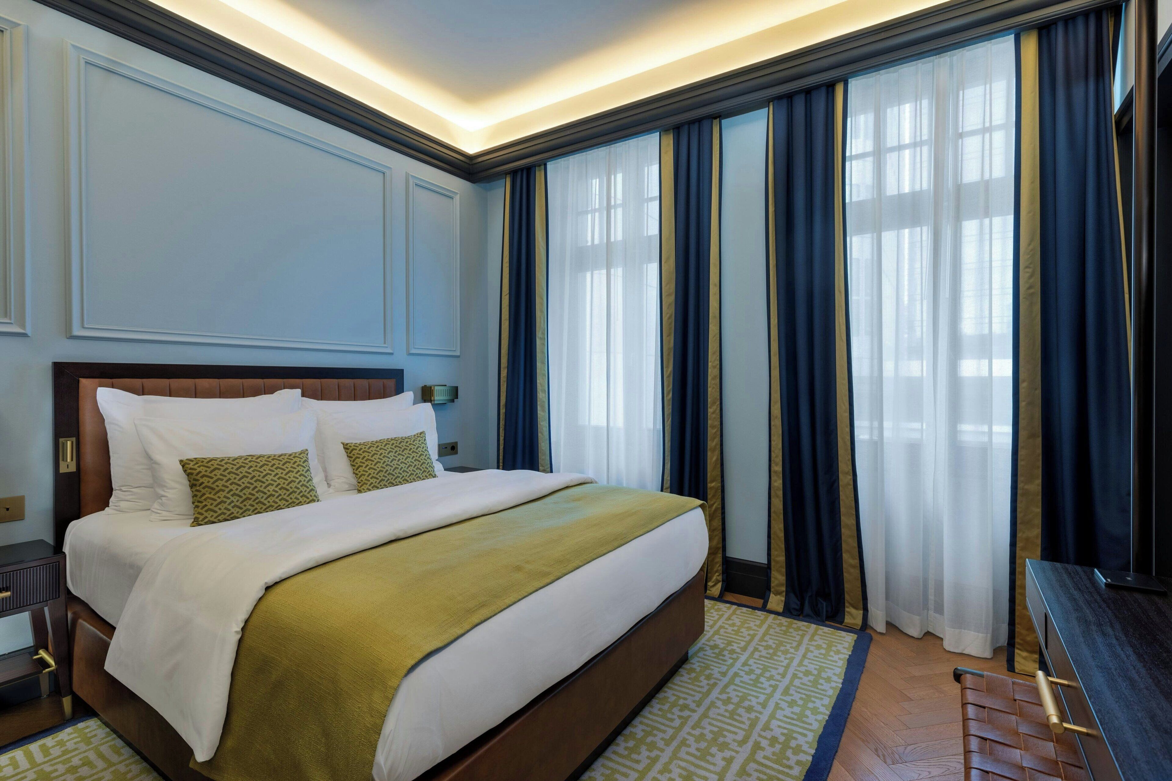 deluxe room, 1 king bed | hypo-allergenic bedding, down duvets, pillow-top beds, free minibar