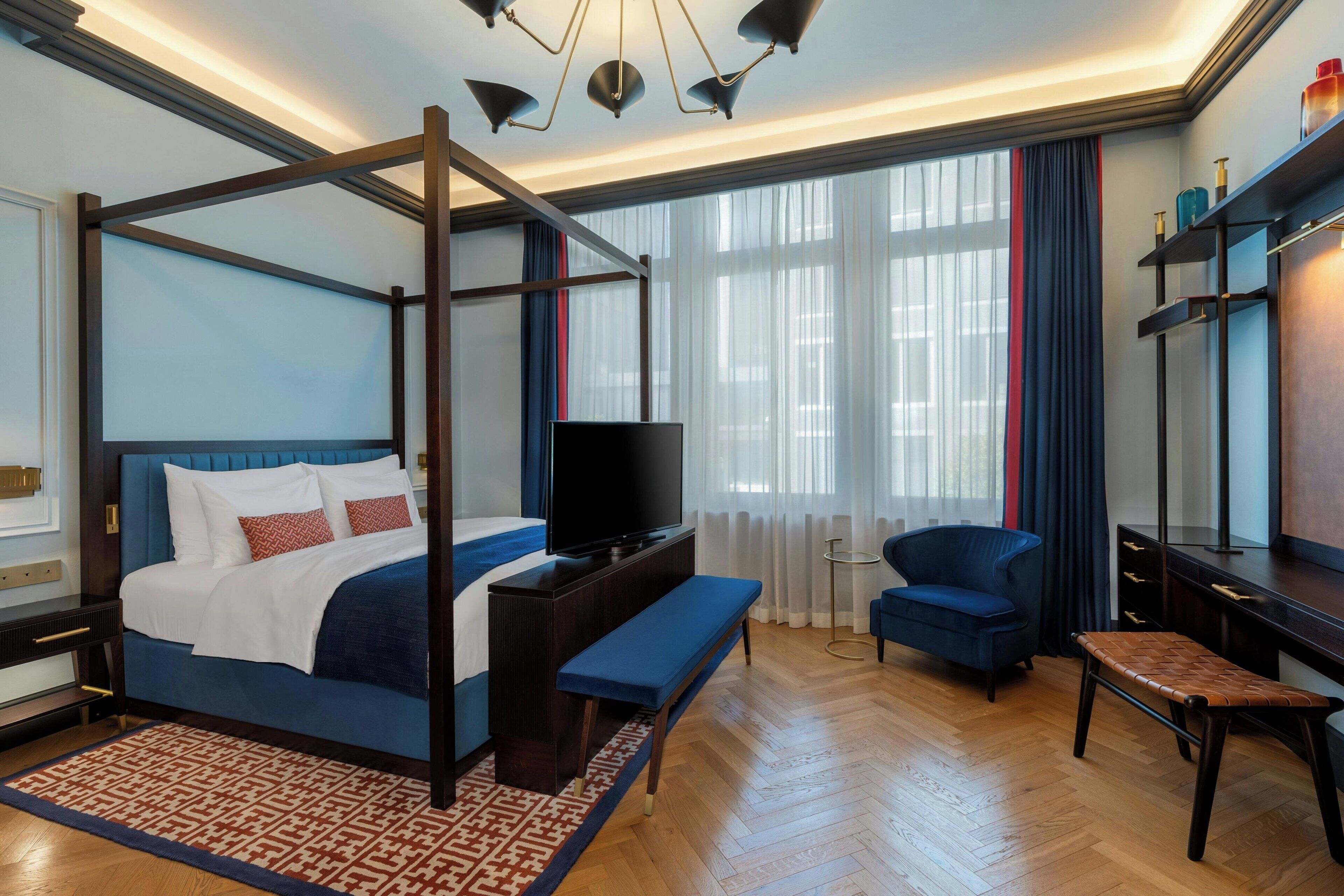 junior suite, 1 bedroom | hypo-allergenic bedding, down duvets, pillow-top beds, free minibar