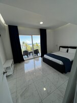 Apartamento Deluxe, 1 habitación, cocina, vistas al mar | 1 dormitorio, sábanas italianas Frette, ropa de cama de alta calidad