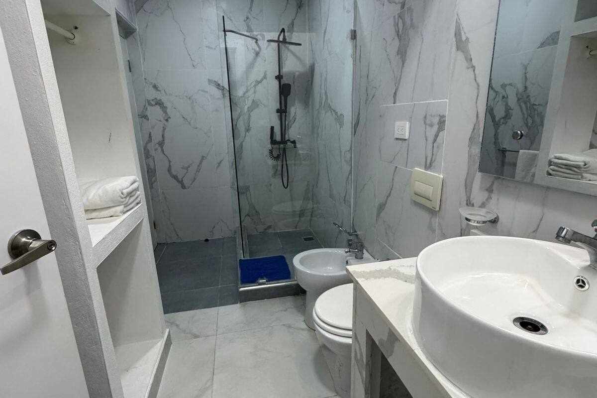 elite apartment | bathroom | combined shower/bathtub, rainfall showerhead, free toiletries