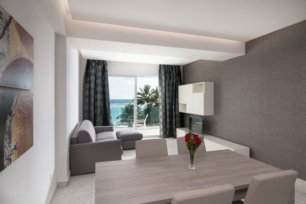 Deluxe Suite, Sea View | Living room | 32-inch TV with cable channels