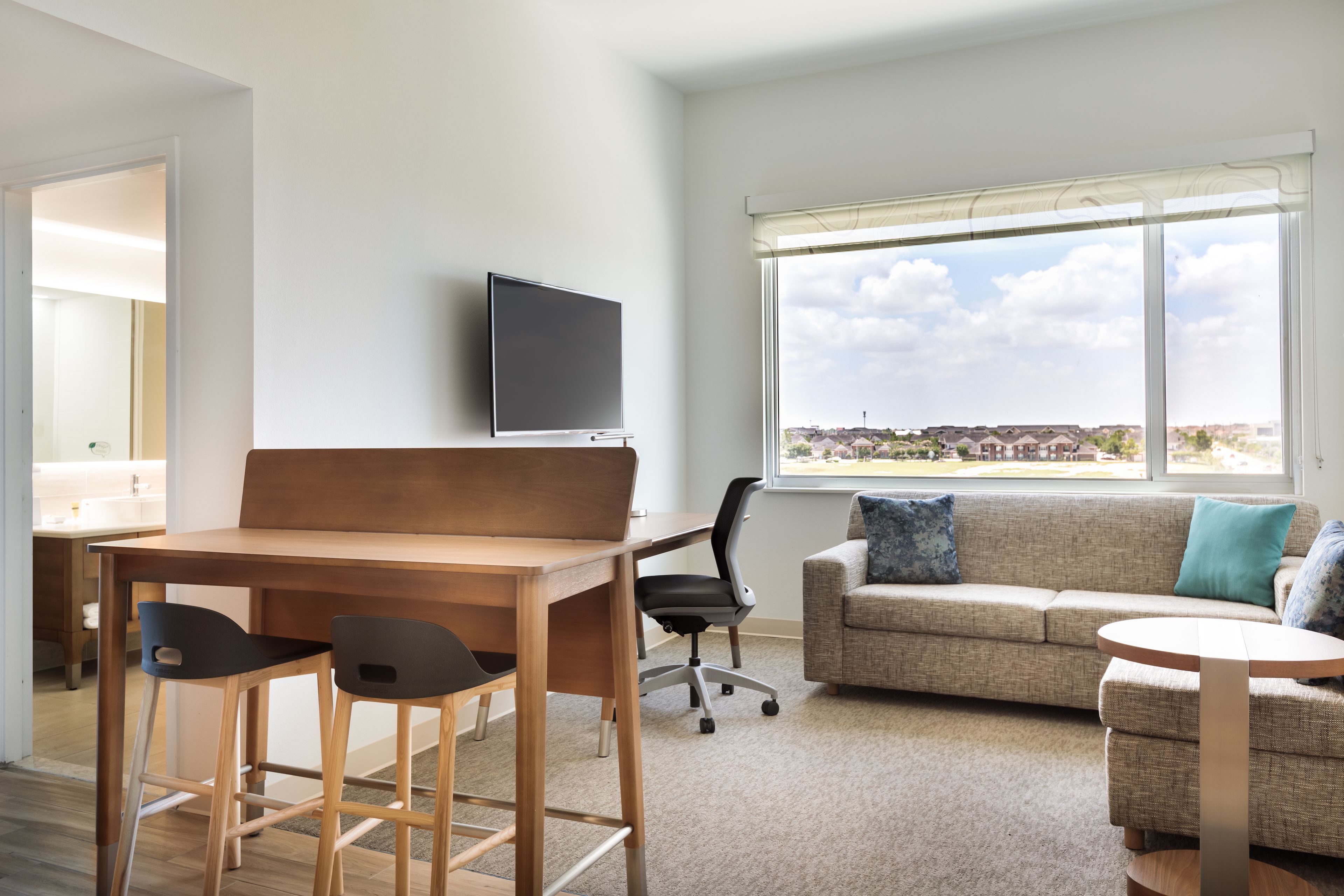 42-inch lcd tv with satellite channels, tv, netflix