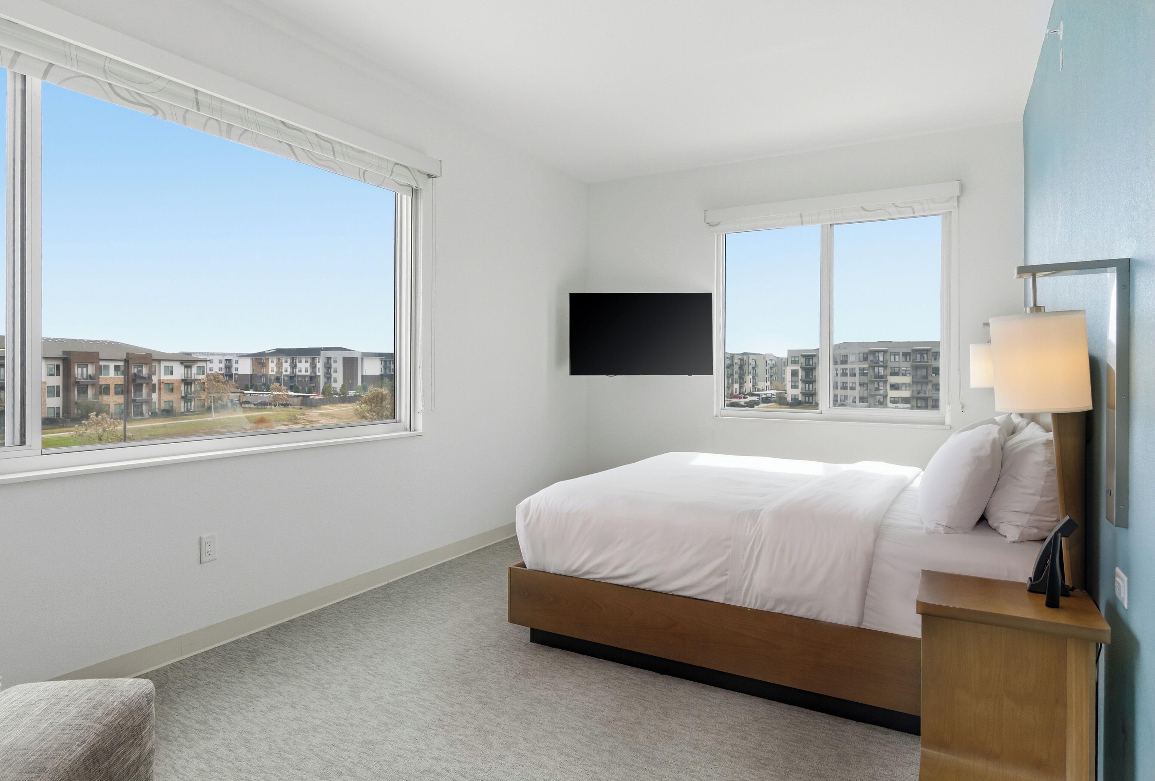 1 غرفة نوم وخزنة داخل الغرفة ومكتب ومساحة عمل للكمبيوتر المحمول