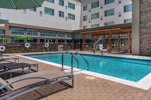 Outdoor pool - Element Houston Katy (Katy)