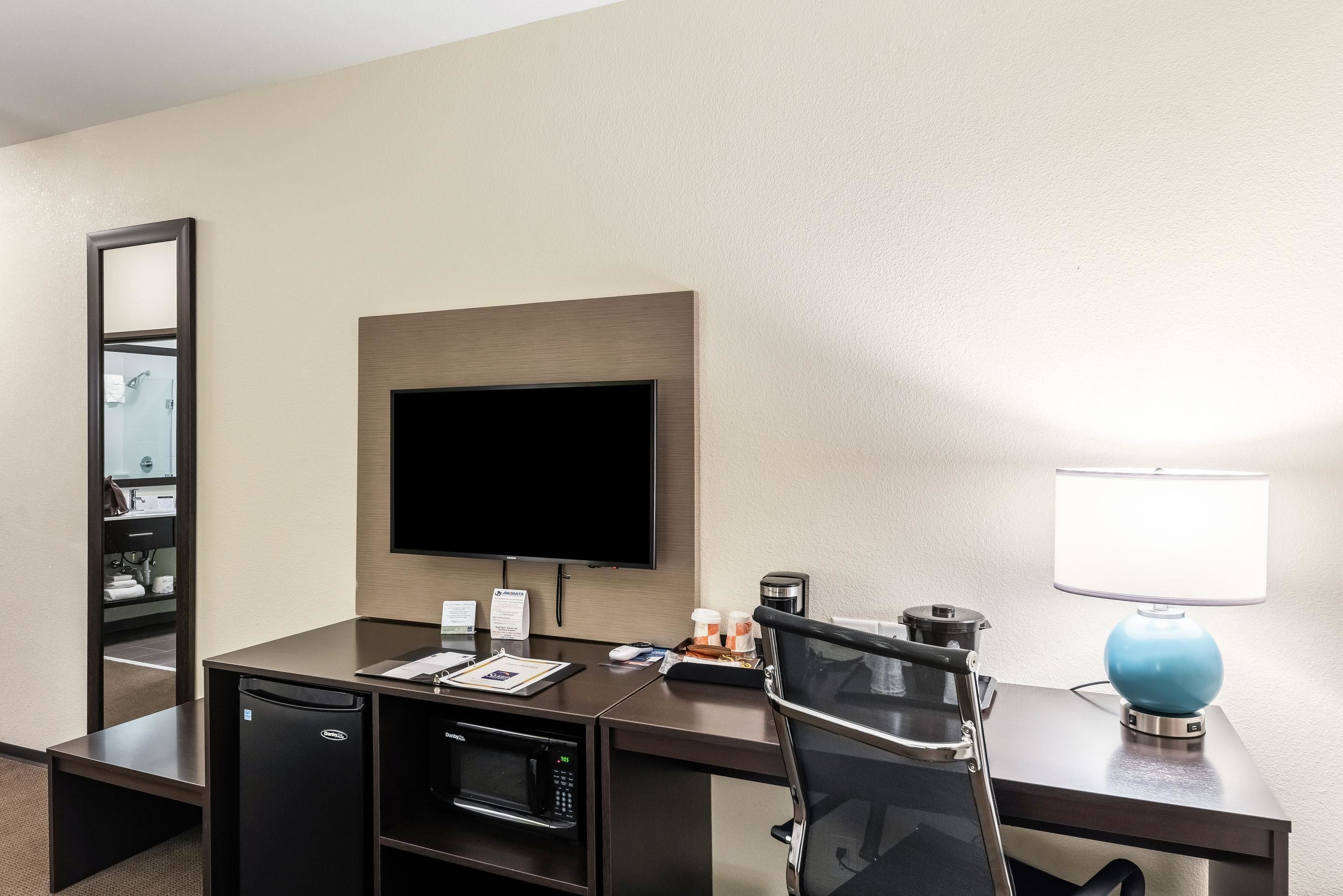 standard room, 1 king bed, non smoking | pillow-top beds, desk, laptop workspace, blackout curtains