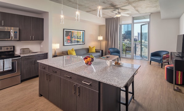 冷蔵庫、電子レンジ、コンロ、コーヒー / ティーメーカー