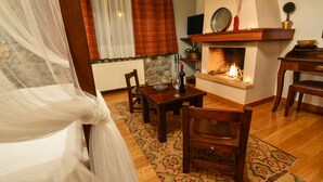 Ein gemütliches Wohnzimmer mit Kamin, Holzmöbeln und einem dekorativen Teppich.