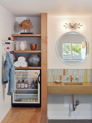 Premium bedding, down duvets, memory-foam beds, minibar - The Astro (Santa Rosa)