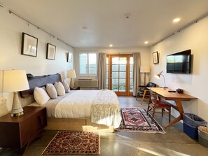 Premium bedding, down duvets, memory-foam beds, minibar - The Astro (Santa Rosa)