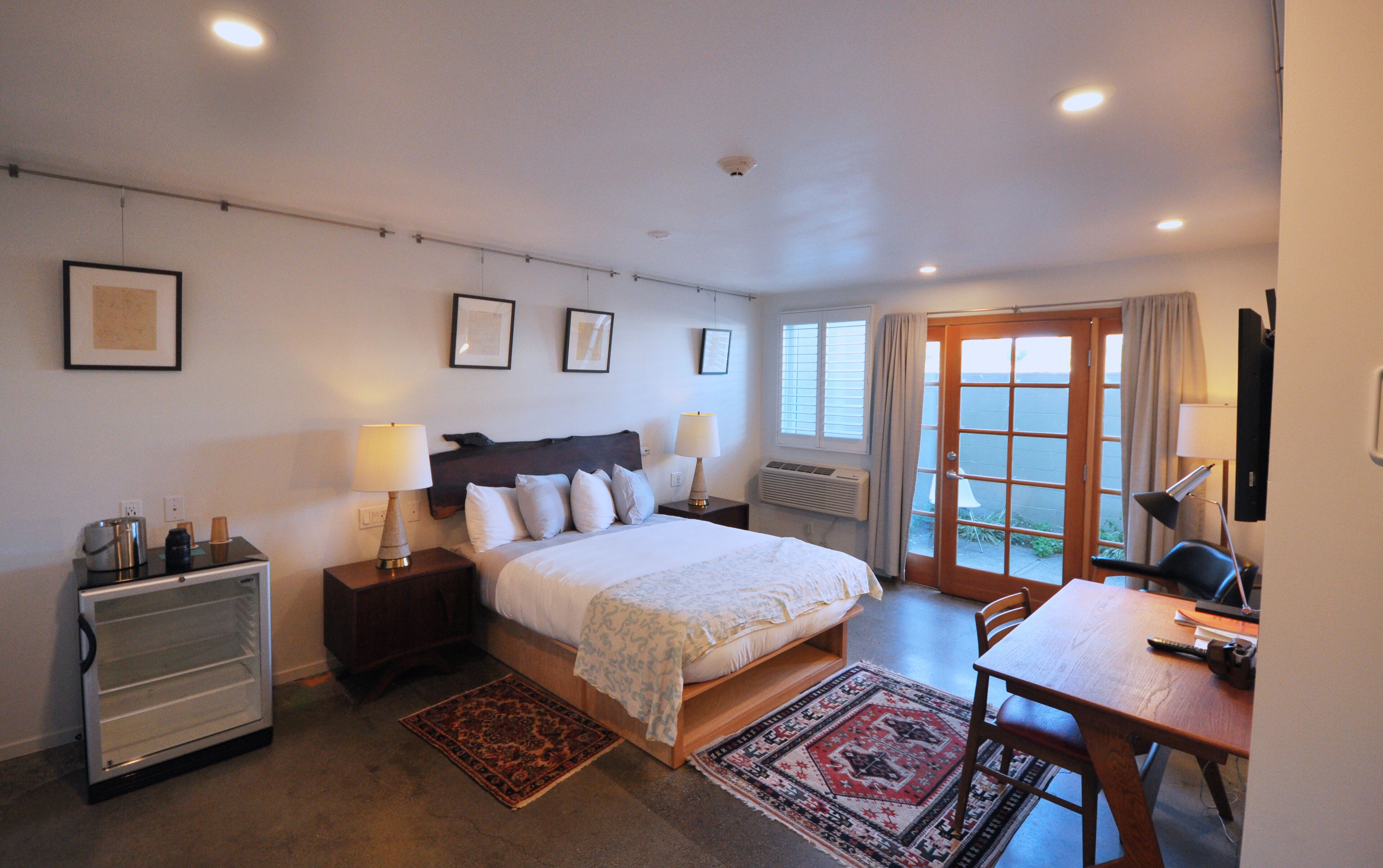 デラックス ルーム バリアフリー パティオ | 高級寝具、羽毛の掛け布団、低反発ベッド、ミニバー